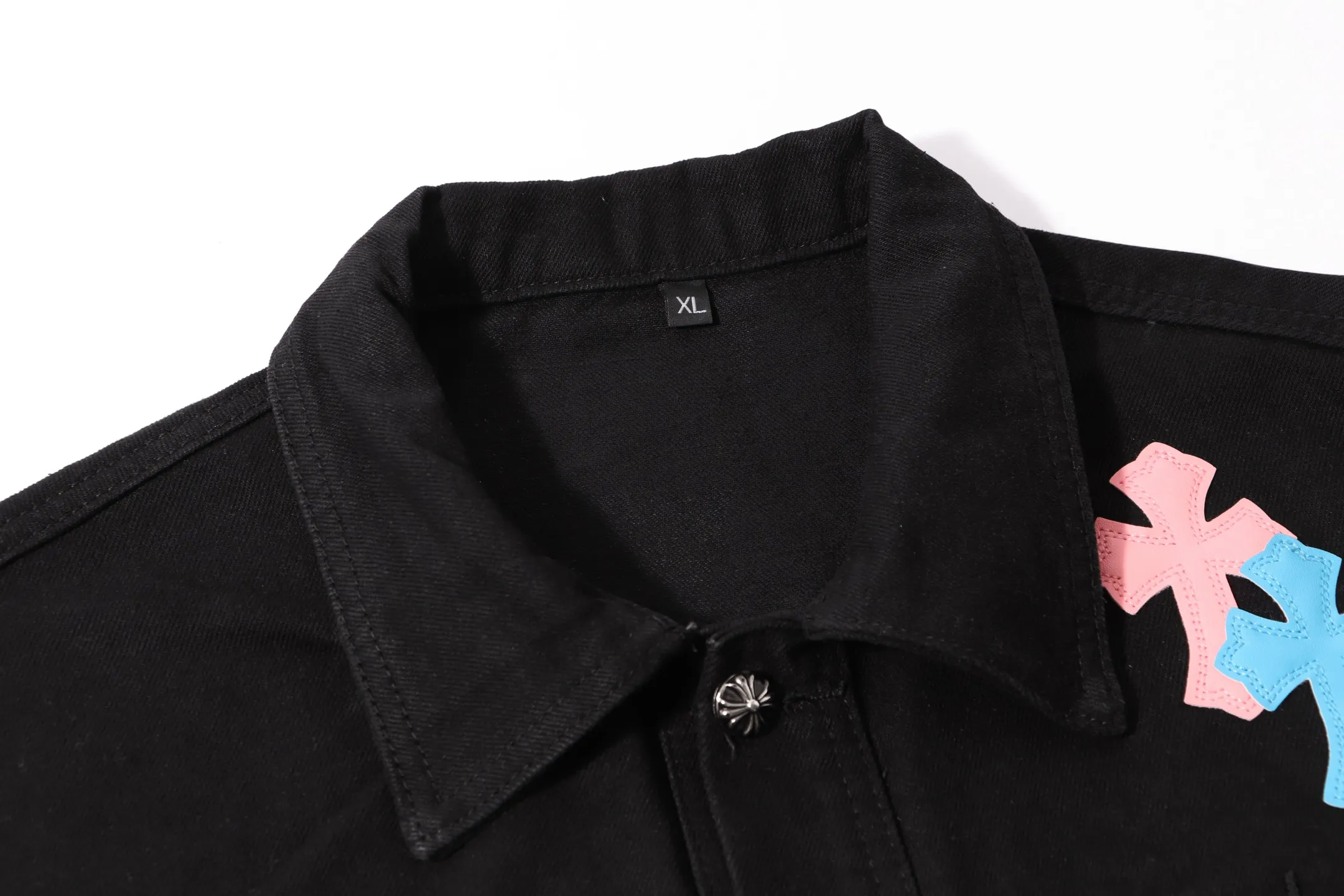 P280 Style number: H49 Croxin & 𝐂𝐡𝐫𝐨𝐦𝐞 𝐇𝐞𝐚𝐫𝐭 CH Heavy-duty pearl plaid leather jacket* Croxin is a representative shirt jacket, loved by many celebrities, such as Yu Shuxin and Angelababy have picked it up. The main body fabric in khaki has a great texture, is strong and stylish. The pink cross-shaped patchwork leather is so eye-catching, and it is also embellished with checkerboard elements. It directly brings out the sweet and cool style, and the design is overwhelming. The hardware buttons are exquisite and durable, and the Crow heart logo on them is full of details, highlighting high-end quality. No matter whether it’s a boy or a girl, it looks great on you!  Color: black Size: 46-48-50-52